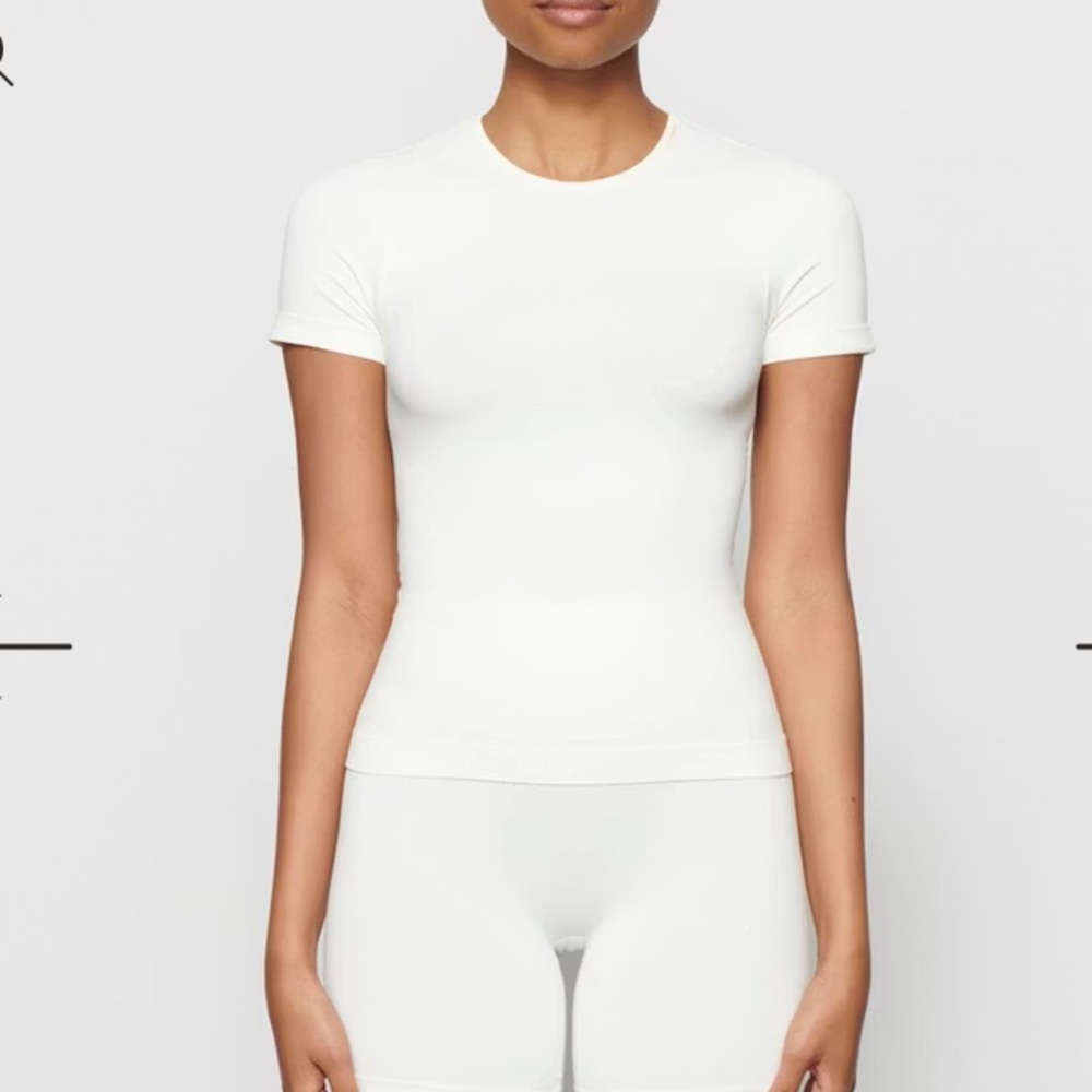 SKIMS SOFT SMOOTHING T-SHIRT